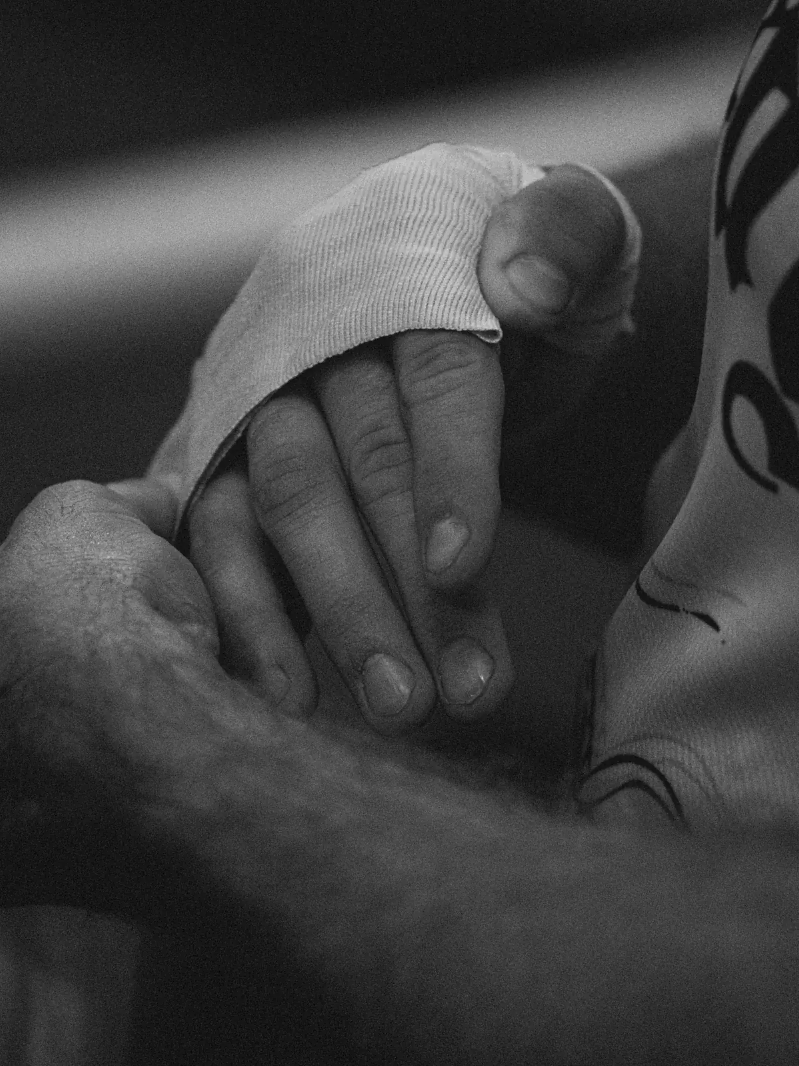 Nahaufnahme in Schwarzweiss: Eine Hand wird vor dem Training bandagiert.